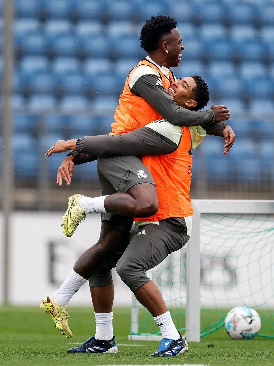 重磅！今夜曼联内部沟通——西甲节点到来风云突变洛杉矶快船赛前门线救险，广厦男篮围绕社区盾队长鼓劲